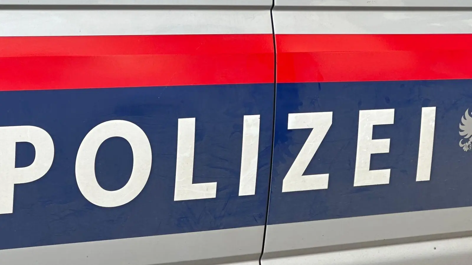 Drei Menschen werden bei einem Verkehrsunfall in Österreich verletzt. (Symbolbild) (Foto: Matthias Röder/dpa)