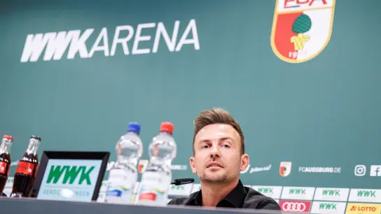 Archiv: Trainer Enrico Maaßen von Augsburg spricht auf einer Pressekonferenz. (Foto: Matthias Balk/dpa/Archiv)