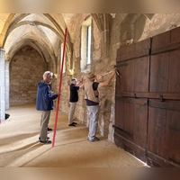 Mitglieder der Künstlerinitiative KiNA bei den Vorbereitungen zur Ausstellung im Kloster Birkenfeld. (Foto: Nicole Gunkel)