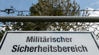 Ein Schild mit der Aufschrift „Militärischer Sicherheitsbereich“ hängt am Zaun einer Kaserne. (Foto: Silas Stein/dpa/Symbolbild)