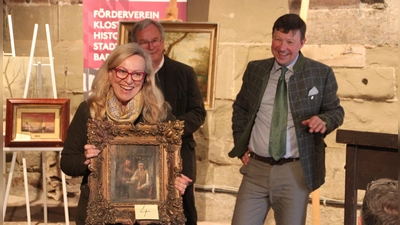 Sabine Detsch präsentierte eines der Gemälde. Werner Niederhausen und Bürgermeister Jürgen Heckel (rechts) erwarteten die Gebote. (Foto: Hans-Bernd Glanz)