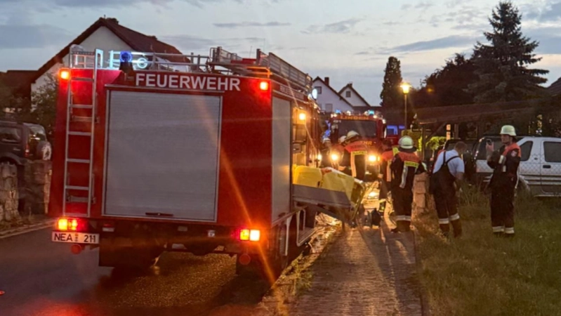 Vier Stunden lang kümmerten sich die Feuerwehren um vollgelaufene Keller im Raum Dachsbach/Gerhardshofen.  (Foto: Rainer Weiskirchen)