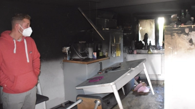 Das Haus ist nach dem Brand unbewohnbar: Komplett verrußt ist unter anderem die Küche in dem Haus, das nur noch mit Schutzmaske betreten werden soll. (Foto: Andreas Reum)