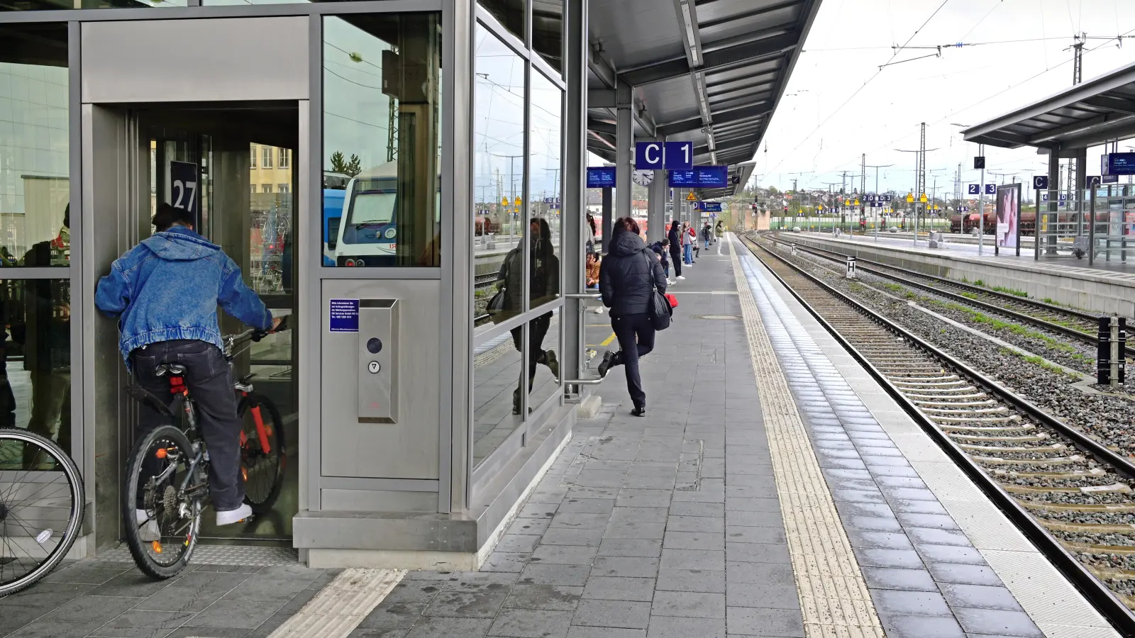 Seit dem Jahr 2022 ist der Bahnhof Ansbach offiziell eine „barrierefrei ausgebaute Station“. In der Region gibt es aber noch eine Vielzahl an Haltestellen, die nur eingeschränkt zugänglich sind. (Foto: Jim Albright)