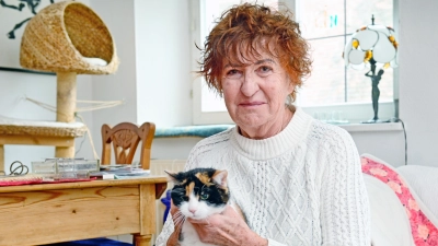 Sind wieder glücklich vereint und möchten sich bei der Finderin bedanken: Helga Heilmann und ihre betagte Katze Linda. (Foto: Jim Albright)