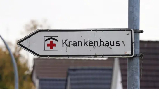 Ein Hinweisschild mit der Aufschrift „Krankenhaus“ weist den Weg zur Klinik. (Foto: Marcus Brandt/dpa/Symbolbild)