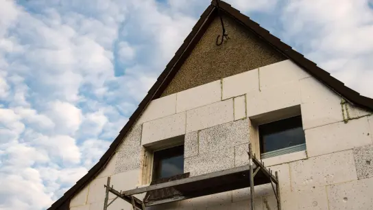 Ein Haus aus den 1930er-Jahren wird in Berlin mit Styroporplatten auf der Außenwand gedämmt. (Foto: Sebastian Gollnow/dpa)