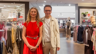 Sie ziehen seit mehr als 15 Jahren die Menschen in Ansbach und Umgebung an: Beate und Uwe Hollstein sind Betreiber des Modehauses Rummel in der Altstadt. Zum Jahresende gehen sie in den Ruhestand. (Foto: Evi Lemberger)