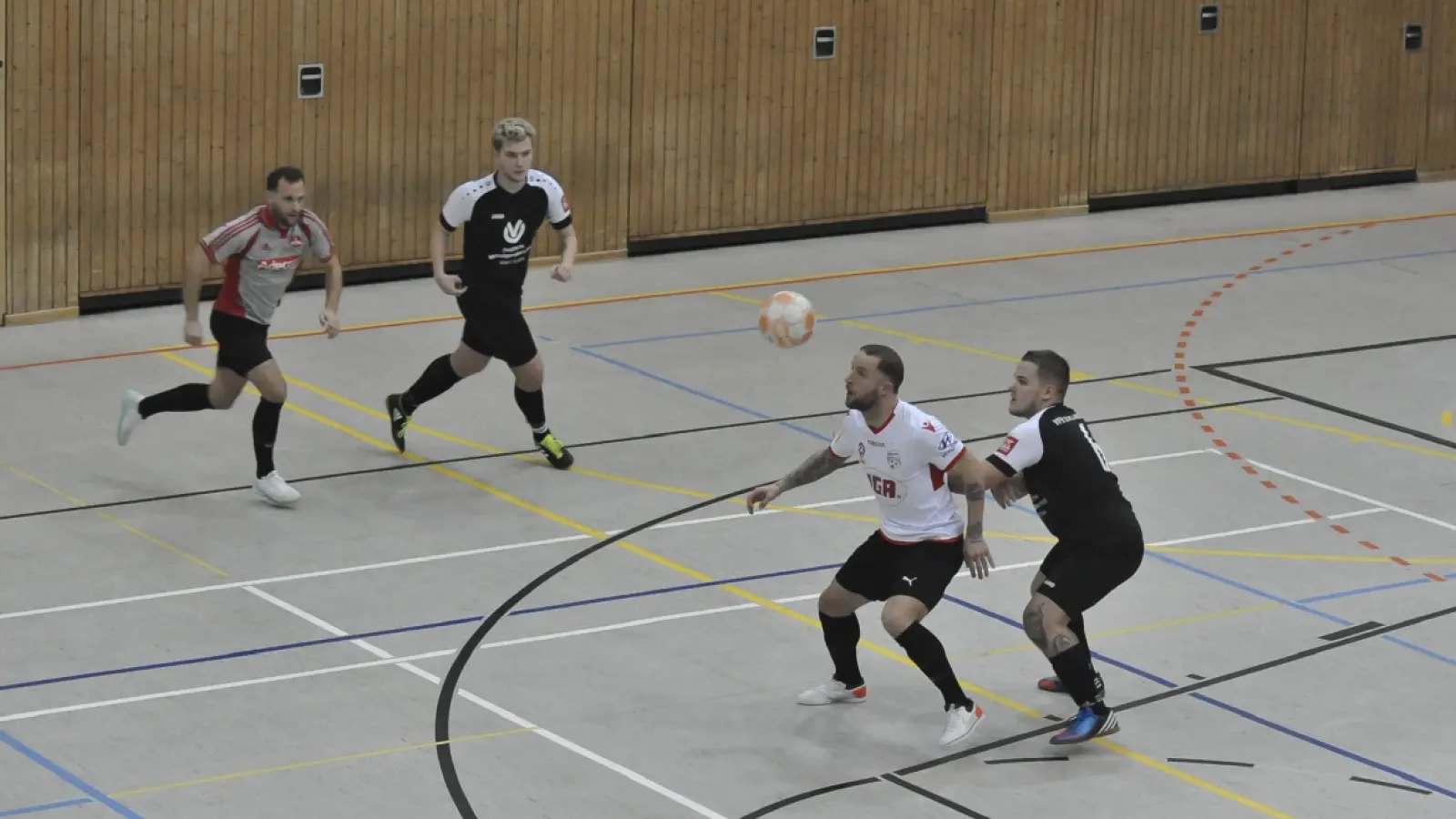 Den Ball im Blick: Daniel Adlung vom Siegerteam (Zweiter von rechts) im Finale. (Foto: Tanja Schweighöfer)