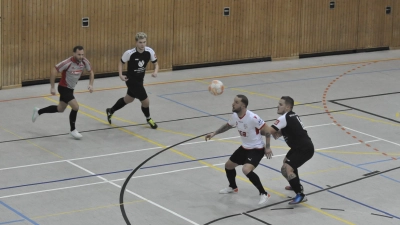 Den Ball im Blick: Daniel Adlung vom Siegerteam (Zweiter von rechts) im Finale. (Foto: Tanja Schweighöfer)