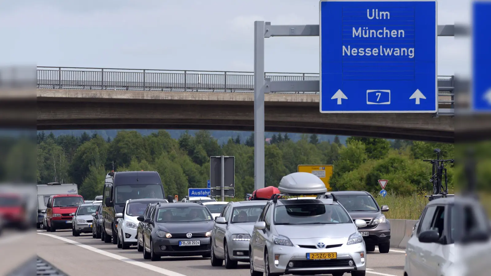 Der Stau auf der A7 entsteht regelmäßig durch die Blockabfertigung am Grenztunnel bei Füssen. (Archivbild) (Foto: picture alliance / dpa)