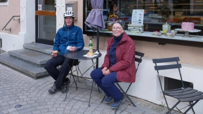 Wolfgang Kenter und Martina Kowarz aus Merkendorf nahmen am Radeltag der „Altmühl-Mönchswald-Region“ teil und machten Mittagspause an der Stadtbäckerei in Wolframs-Eschenbach. (Foto: Daniel Ammon)