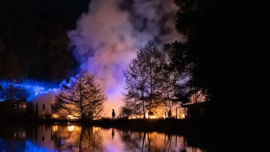 Hell leuchtet ein Feuer beim Brand auf einem Campingplatz. (Foto: Goppelt/vifogra/dpa)