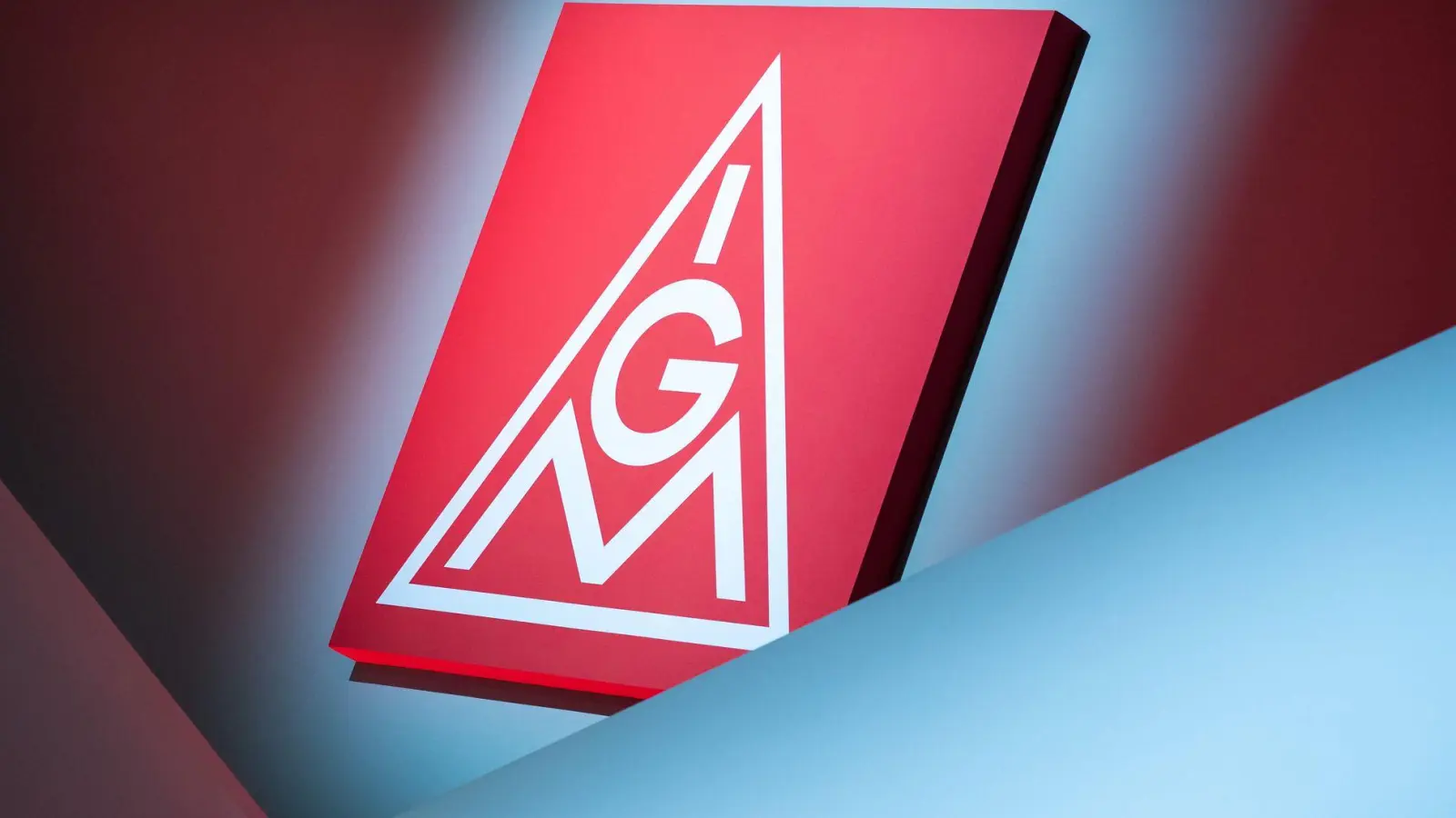 Die IG Metall kritisiert die Schließung des Rohrwerks Maxhütte. (Symbolbild) (Foto: Daniel Karmann/dpa)