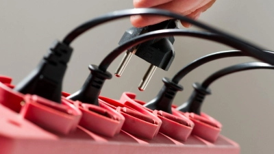 Nach einem Stromausfall steigt die Brandgefahr, wenn elektrische Geräte unbeaufsichtigt wieder anlaufen: Herd, Bügeleisen und Heizlüfter sollten ausgeschaltet oder vom Netz getrennt werden. (Foto: Franziska Gabbert/dpa-tmn)