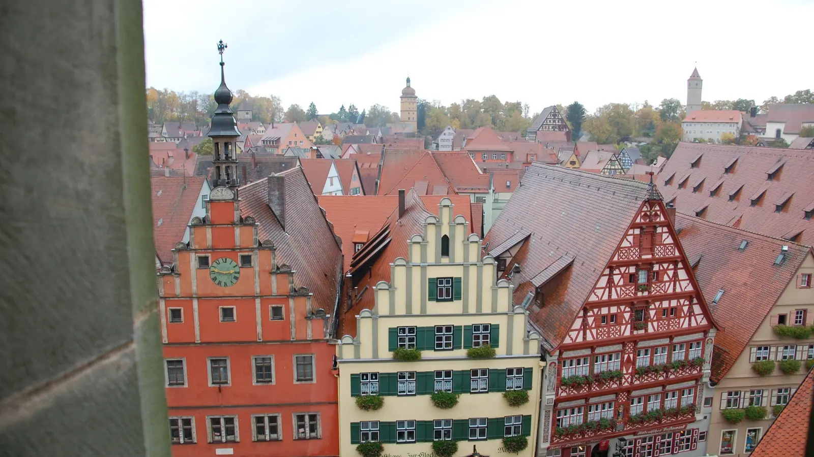 Die Dächer der denkmalgeschützten Dinkelsbühler Altstadt sollen auch künftig frei von Photovoltaik-Anlagen bleiben. Allerdings werden so die Eigentümerinnen und Eigentümer der Gebäude bei der Energiewende benachteiligt. Deshalb bekommt Bundesenergieminister Robert Habeck einen Brief. (Foto: Martina Haas)