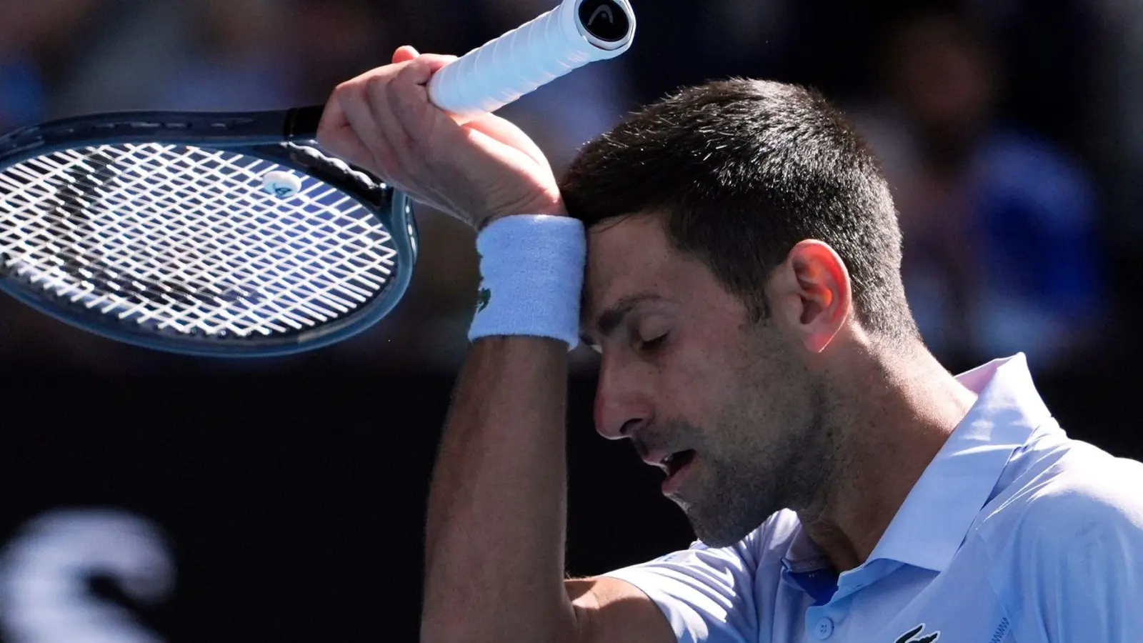 Muss sich im Halbfinale der Australian Open geschlagen geben: Novak Djokovic. (Foto: Andy Wong/AP)
