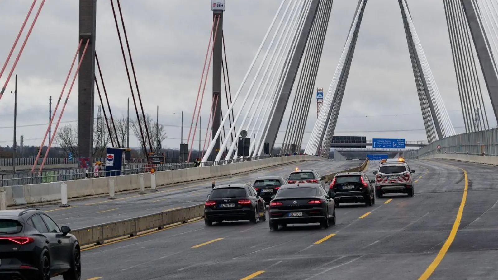 Die ersten Fahrzeuge fahren über die neue Leverkusener Brücke. (Foto: Henning Kaiser/dpa)