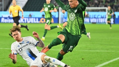 Hartnäckiger Außenseiter: Paderborns Calvin Brackelmann (l) stoppt den Wolfsburger Adam Daghim im Relegations-Hinspiel. (Foto: Swen Pförtner/dpa)