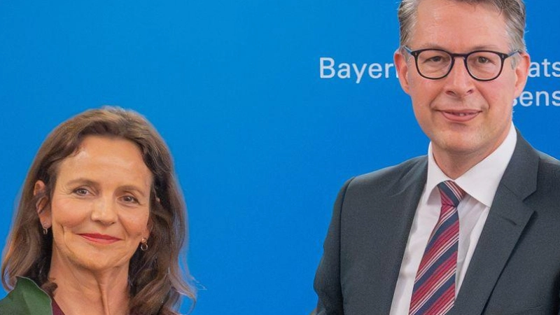 Amélie Niermeyer (l) wird ab Oktober die Bayerische Theaterakademie August Everding in München leiten. (Handout) (Foto: Axel König/Staatsministerium für Wissenschaft und Kunst/dpa)