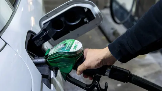 Die Preise für Benzin und Diesel an den Tankstellen sinken. (Foto: Carsten Koall/dpa/Symbolbild)