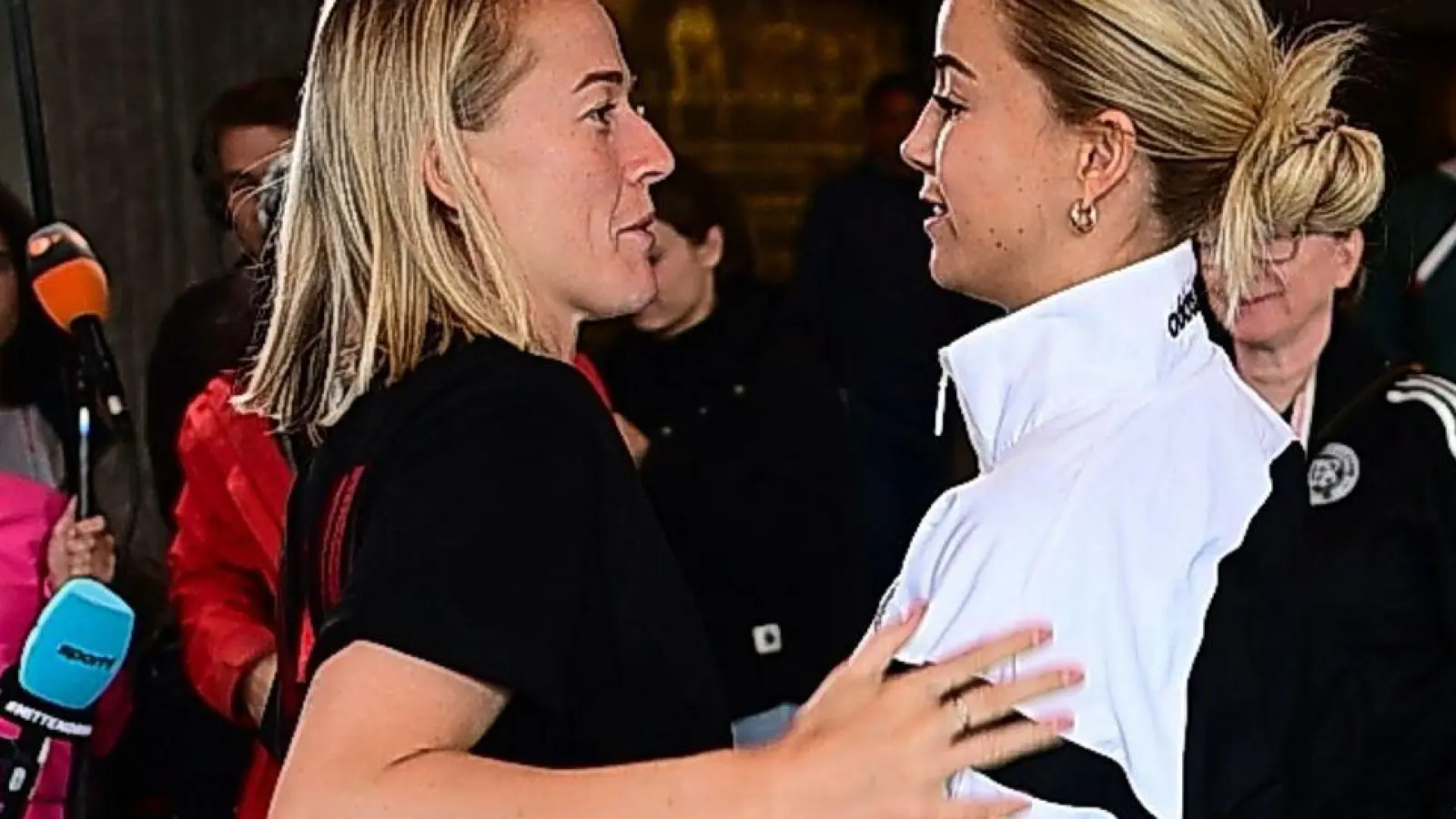 Sehen sich beim FC Bayern wieder: Stürmerin Lea Schüller (l) und Kapitänin Giulia Gwinn. (Foto: Sebastian Christoph Gollnow/dpa)