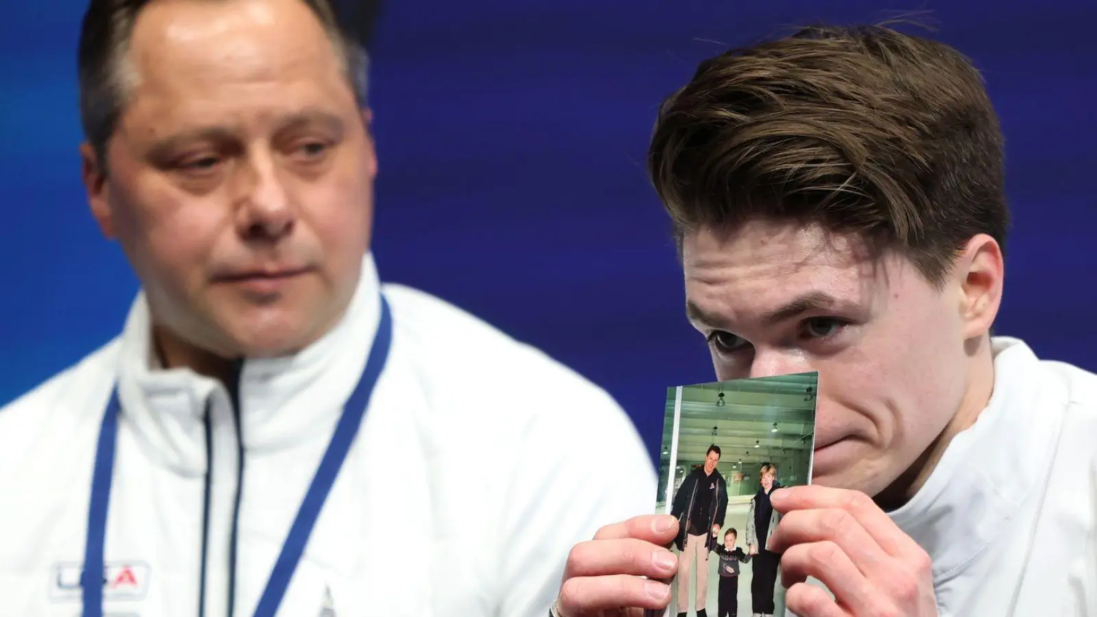 Maxim Naumov hielt nach seinem Auftritt ein Bild in die Kamera, das ihn als Dreijährigen mit seinen Eltern zeigt. (Foto: Li Ming/XinHua/dpa)