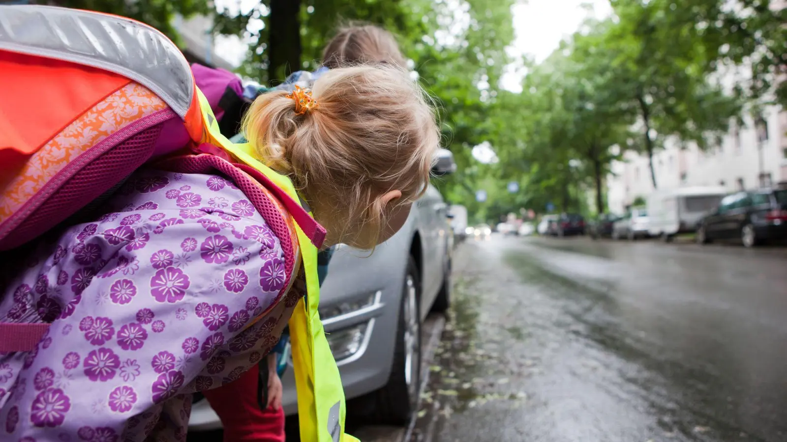 Vorsicht statt Winken: Kinder am Straßenrand sollten nicht durch Handzeichen über die Straße gelassen werden, denn das kann zu Missverständnissen und gefährlichen Situationen führen. (Foto: Silvia Marks/dpa-tmn)