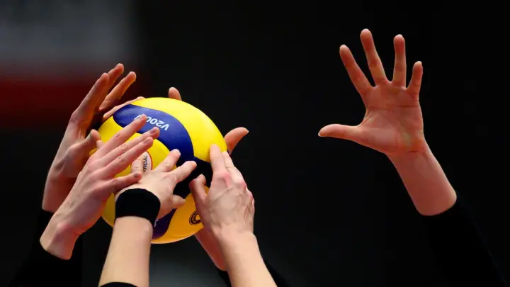 Volleyballspielerinnen am Ball. (Foto: Robert Michael/dpa-Zentralbild/dpa/Symbolbild)