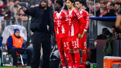 Der große Moment: Vincent Kompany (l) wechselt Alphonso Davies (2.vl) ein. (Foto: Tom Weller/dpa)
