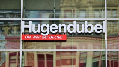 Für die Buchhandelskette geht der Trend beim Bücherkauf wieder „ganz klar“ zu mehr Haptik. (Foto: Martin Schutt/dpa)