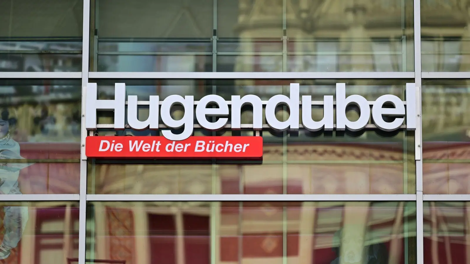 Für die Buchhandelskette geht der Trend beim Bücherkauf wieder „ganz klar“ zu mehr Haptik. (Foto: Martin Schutt/dpa)