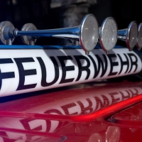 Die Feuerwehr löscht den Brand. (Symbolbild) (Foto: Sven Hoppe/dpa)