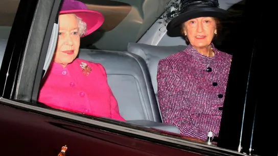Die britische Königin Elizabeth II. (l) und ihre damalige Hofdame Lady Susan Hussey in einer Limousine. (Foto: Chris Radburn/PA/dpa)
