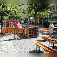 Schattige Sitzplätze: Am Mittwochnachmittag wurden die Bänke und Tische fürs Weinfest an der Gumbertuskirche aufgestellt. (Foto: Winfried Vennemann)