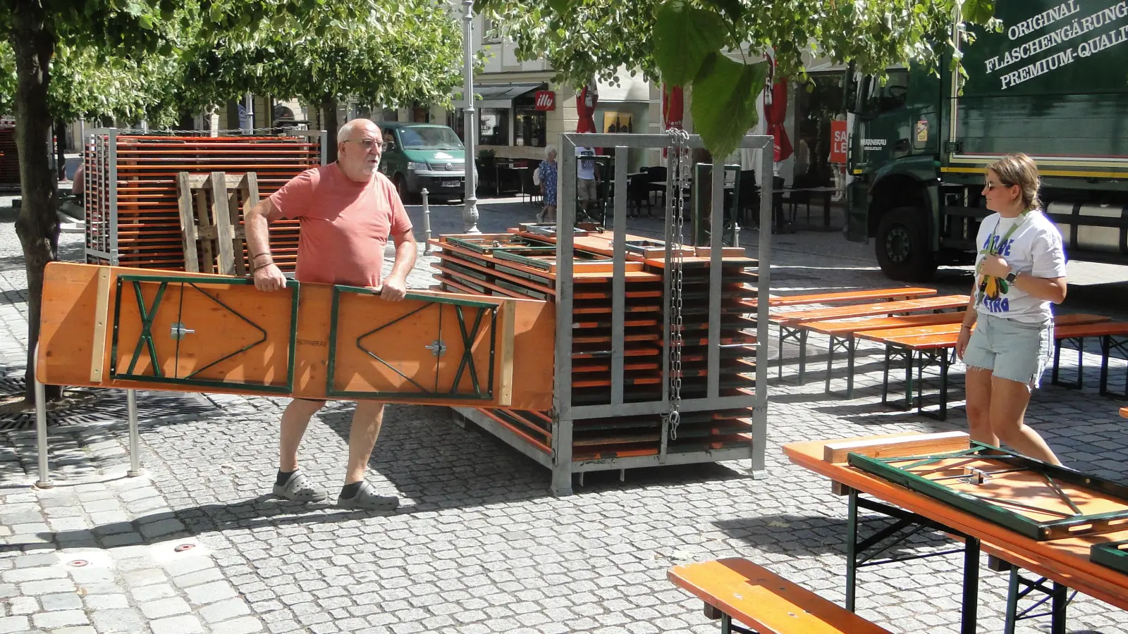Schattige Sitzplätze: Am Mittwochnachmittag wurden die Bänke und Tische fürs Weinfest an der Gumbertuskirche aufgestellt. (Foto: Winfried Vennemann)