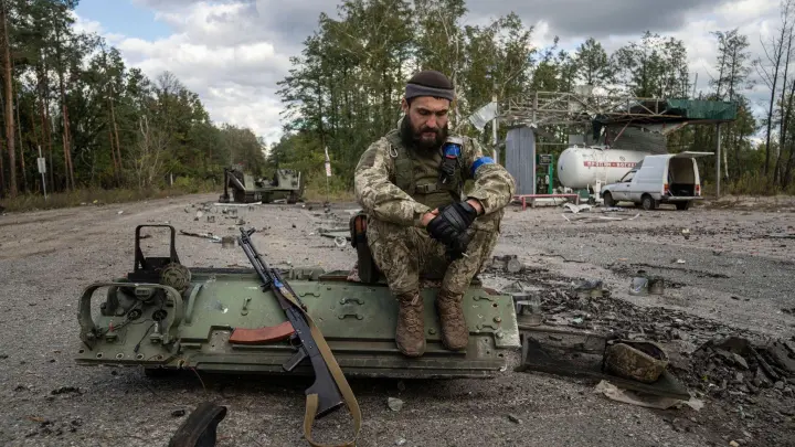 Ein ukrainischer Soldat raucht eine Zigarette, nachdem er die Leiche eines Kameraden in der kürzlich zurückeroberten Stadt Lyman gefunden und identifiziert hat. (Foto: Evgeniy Maloletka/AP/dpa)