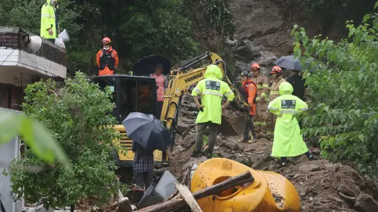 Rettungskräfte suchen nach zwei Menschen, die nach sintflutartigen Regenfällen iun Südkorea vermisst werden. (Foto: -/YNA/dpa)
