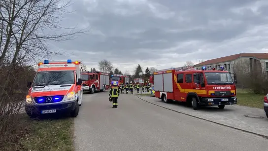 Die Feuerwehren aus Dinkelsbühl, Schopfloch und Feuchtwangen eilten mit rund 80 Einsatzkräften an die Klinik. (Foto: Sophia Kern)