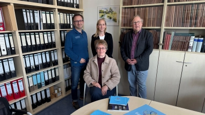 Christian Mall, Sabine Gießelmann (sitzend), Petra Plaha und Intendant Dr. Andreas Bomba im Bachwochen-Büro: Aktuell startet „die Feinplanung“ mit den Künstlerinnen und Künstlern. (Foto: Lara Hausleitner)