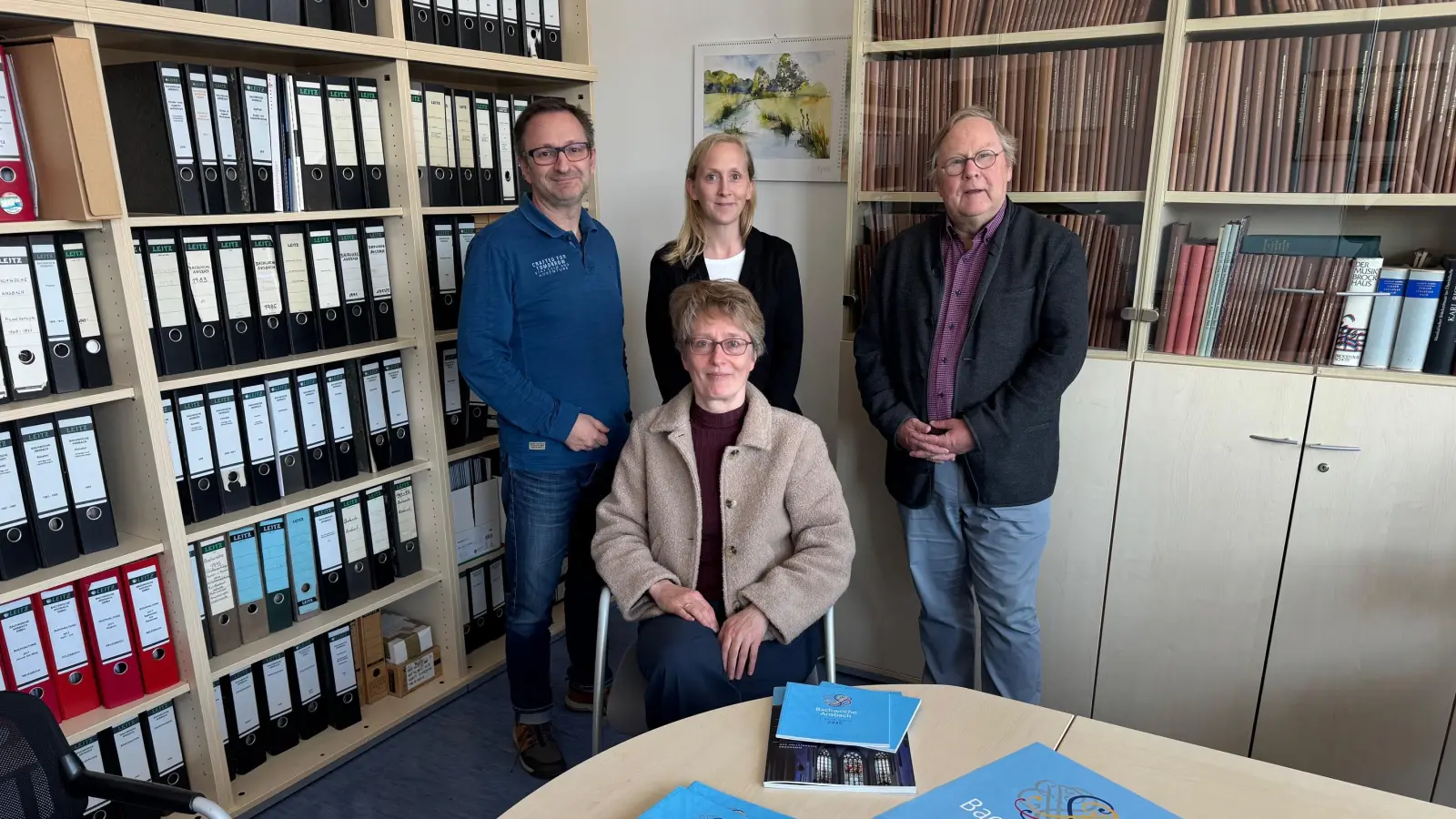 Christian Mall, Sabine Gießelmann (sitzend), Petra Plaha und Intendant Dr. Andreas Bomba im Bachwochen-Büro: Aktuell startet „die Feinplanung“ mit den Künstlerinnen und Künstlern. (Foto: Lara Hausleitner)