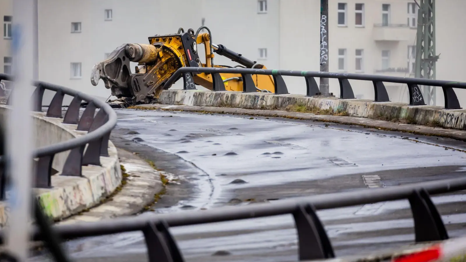 Ein bekanntes Beispiel: Die strapazierte Ringbahnbrücke auf der A100 war nicht mehr zu retten. (Archivbild) (Foto: Christoph Soeder/dpa)