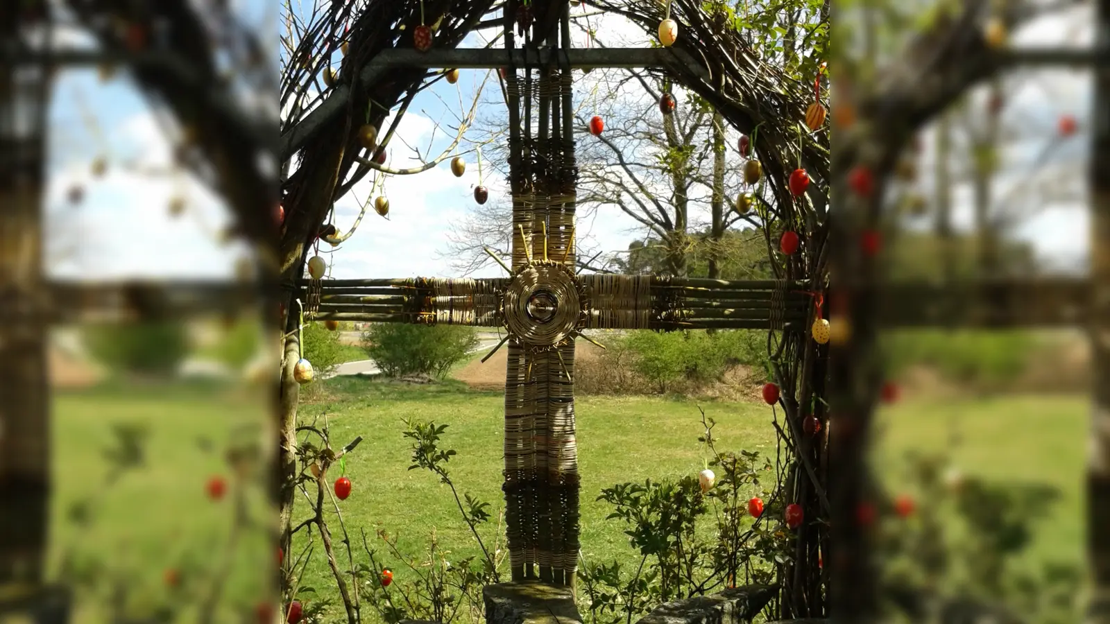 Entlang des Osterwegs in Petersaurach ist es österlich geschmückt. (Foto: privat)