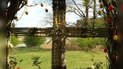 Entlang des Osterwegs in Petersaurach ist es österlich geschmückt. (Foto: privat)