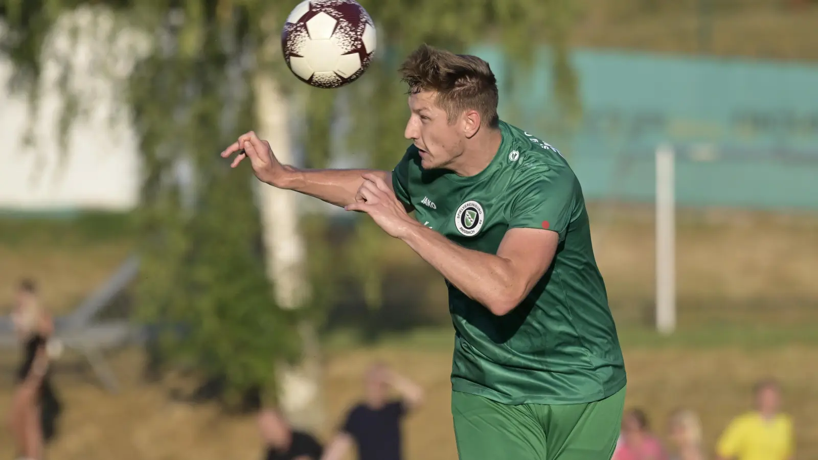 Gelbe Karte schon in der 1. Spielminute und dann auch noch den Ball ins eigene Tor abgefälscht: Ansbachs Jonas Bayerlein (hier in einem anderen Spiel) erlebte bei Türkgücü München keine gute erste Hälfte. (Foto: Martin Rügner)