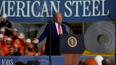 US-Präsident Trump will mit einer neuen Zollerhöhung die US-Stahlindustrie stärken. Die EU reagiert verärgert. (Foto: Julia Demaree Nikhinson/AP/dpa)