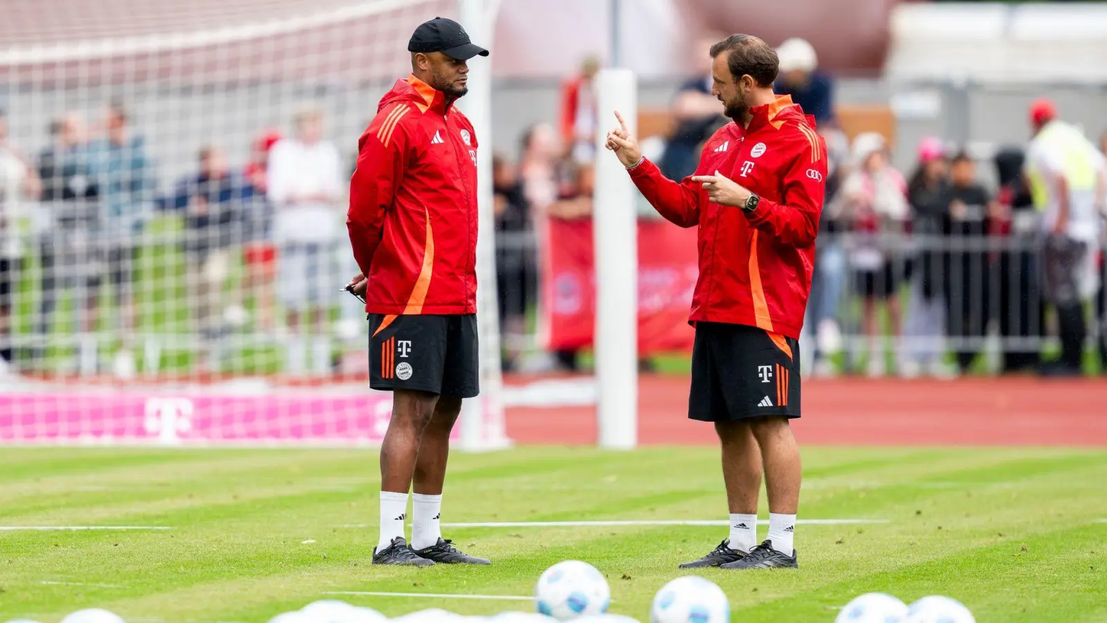 Arbeitet weiter mit Kompany zusammen: Assistenzcoach Maric (r). (Archivbild) (Foto: David Inderlied/dpa)
