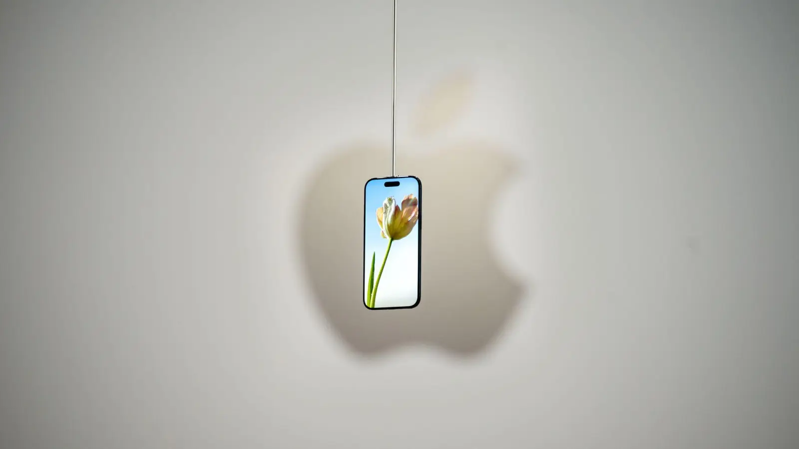 Das schlankere iPhone Air zeigt, wohin die Reise bei Apples Smartphones geht. (Foto: Andrej Sokolow/dpa)