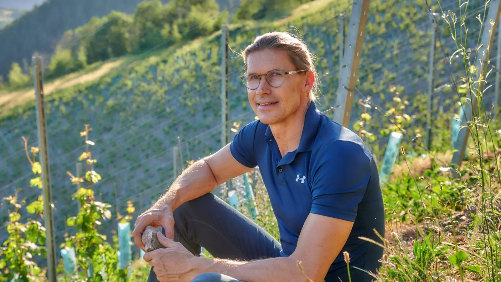 Roman Niewodniczanski, Inhaber des Weinguts Van Volxem an Saar und Mosel, baut seinen Wein in Steillagen an. (Foto: Van Volxem/dpa)
