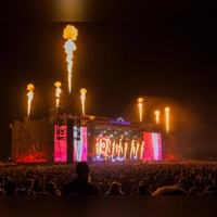 Beeindruckende Feuershow: Am Freitagabend heizte die Band Versengold auf der Main Stage des Summer-Breeze-Festivals ein. (Foto: René Chlopotowski)
